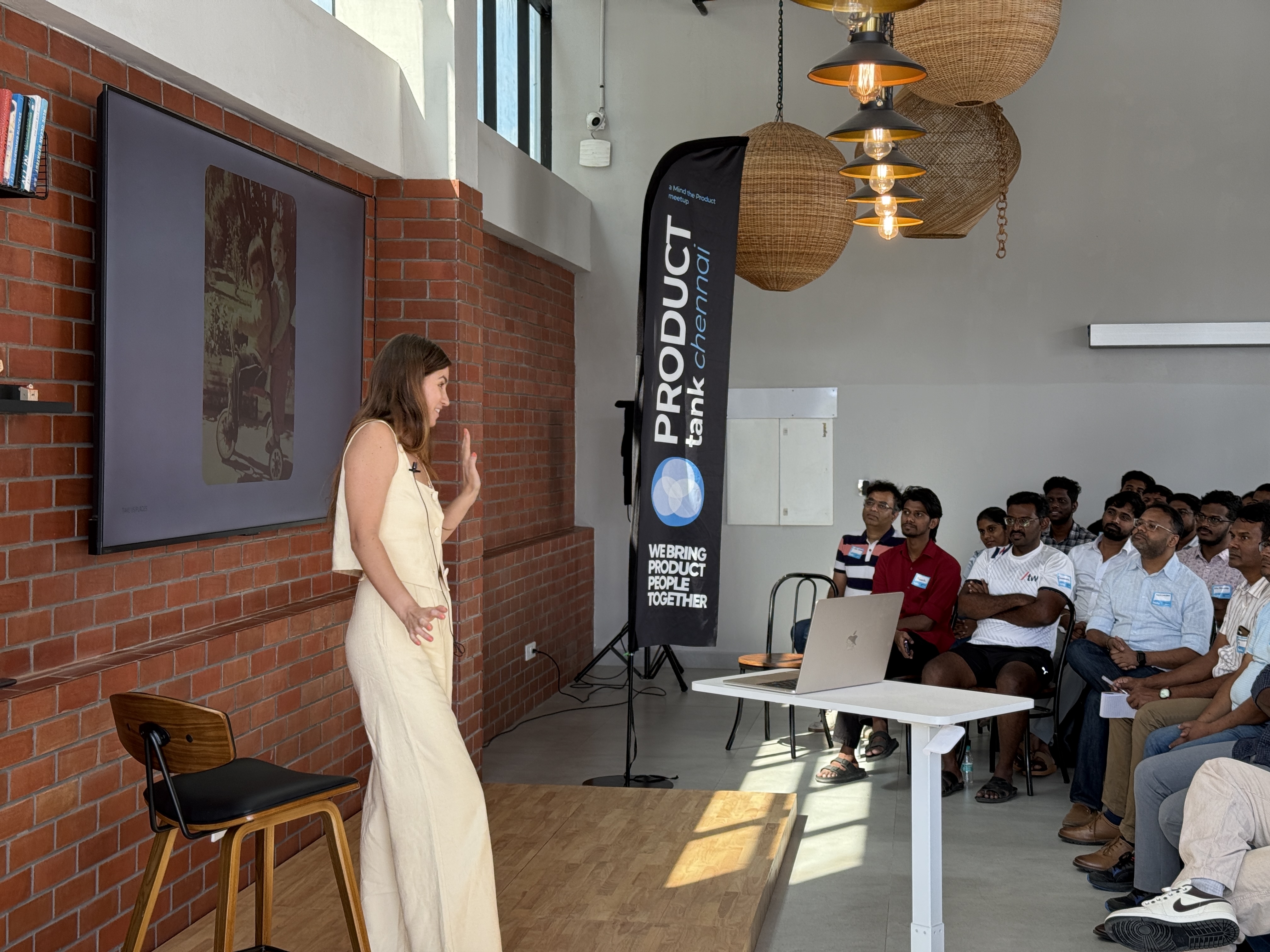 Paula Mariani leading a product discovery talk in India